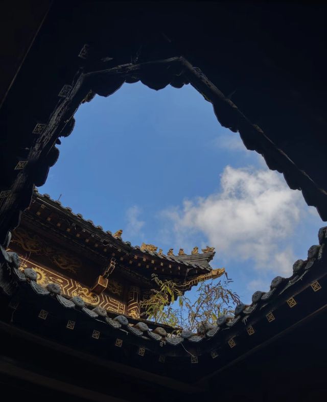 一座因為靈驗而聲名大噪的寺廟靈山寺。