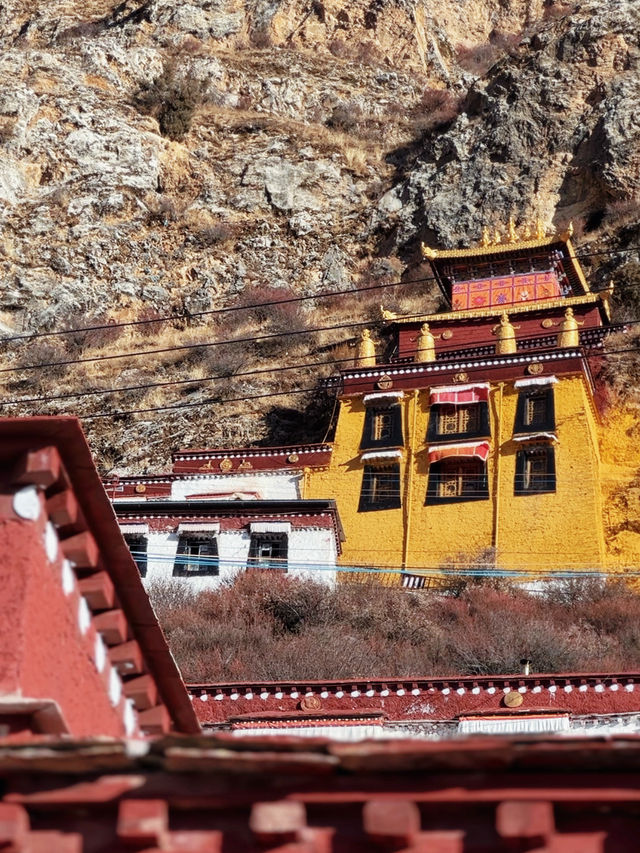 到拉薩別錯過這座歷經千年的洞中寺廟。