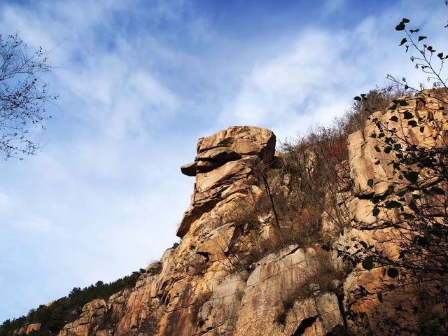 "金秋遊嶗山，心靈的詩意棲居地"。