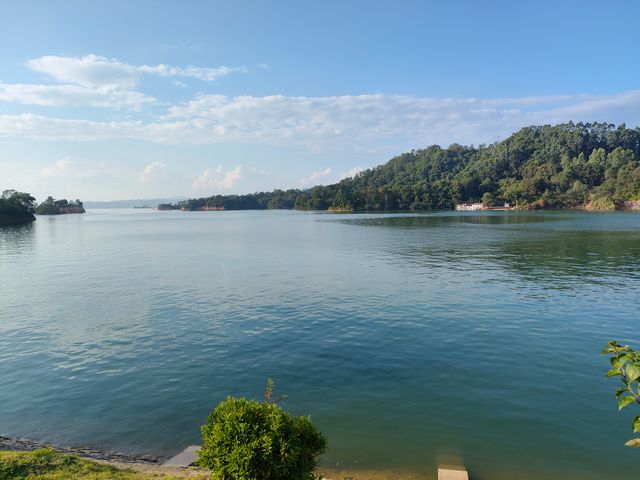 天上瑤池水，人間萬綠湖