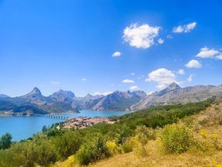 A Stunning Day at the Riaño Reservoir in May 🌄