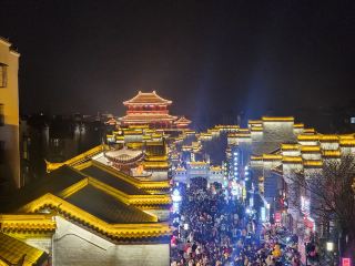 Xiangyang North Street Lantern Festival: A Dreamlike Scene with Sky Lanterns