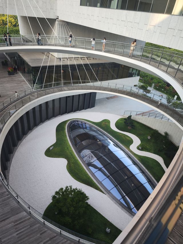 打卡上海博物館東館嘅室外螺旋人行步道
