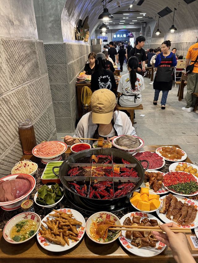 嚟重慶第一餐。。。食洞子火鍋。。。