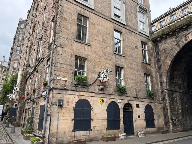 A Charming Walk Through Edinburgh's Old Town