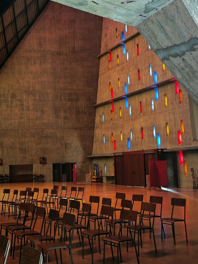 米蘭小眾粗野主義三角教堂 米蘭小眾粗野主義三角教堂