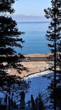 對於在成都忙碌的打工人來說，賽里木湖絕對是讓你暫時逃離都市喧囂、 recharge 能量的完美選擇。