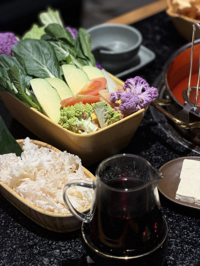 北京也能吃到現舂的！雲南野果酸湯火鍋，一口酸到景邁山