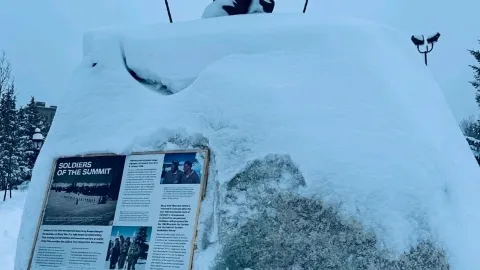 역사를 거닐다: '정상의 군인들(Soldiers of the Summit)' 기념비 — traveler post in 서밋 카운티