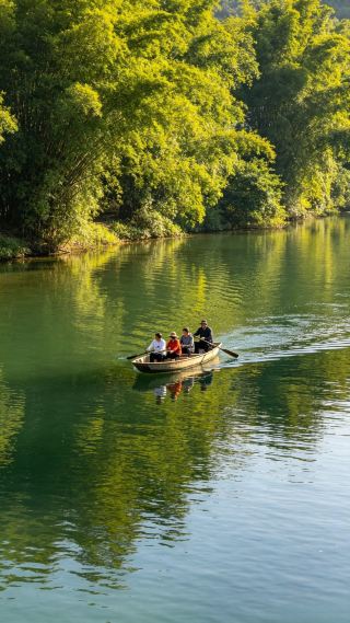 Shaoguan Lingxi River Travel Guide for May and June: In May and June, Lingxi River boasts lush green mountains and flowing streams, featuring Danxia landforms and primeval forests, making it an ideal place for fresh air, escaping the summer heat, and relaxation.