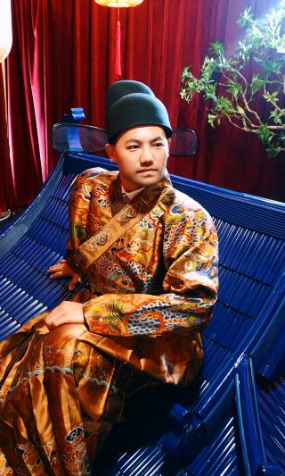 Uncle Leg at Yu Garden: from viewing the gardens to entering the story, he's already part of the play.