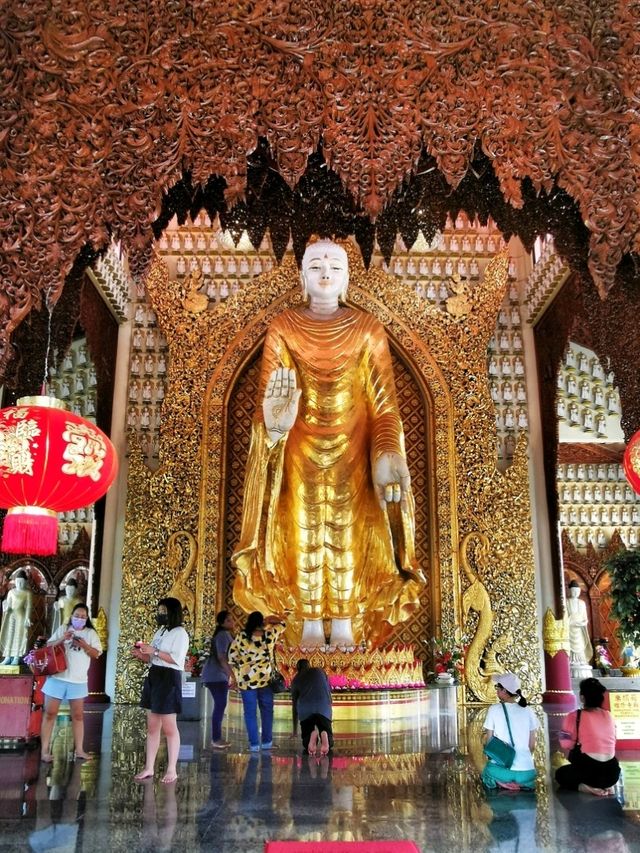 Respledent Burmese temple in George Town