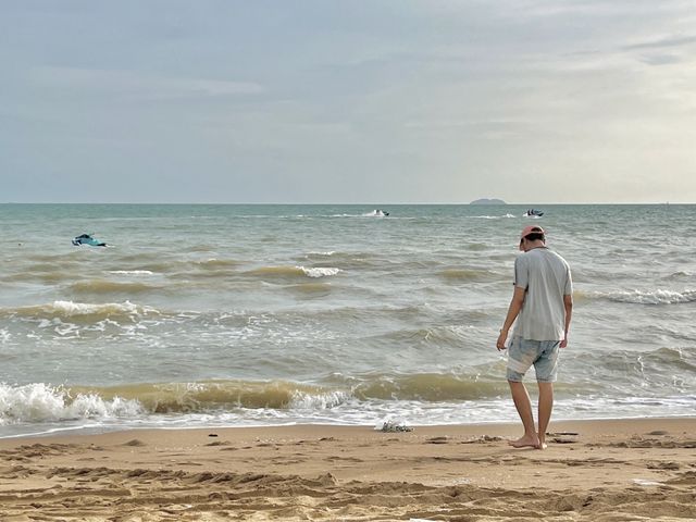 รับลมชมวิว ที่หาดจอมเทียนพัทยา Jomtien Beach 