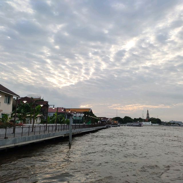 ทางเดินริมน้ำสะพานพุทธ-วัดกัลยา