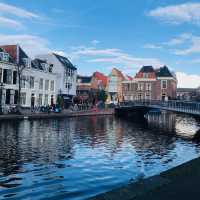 荷蘭🇳🇱萊頓市中心河岸景色🚤🛶