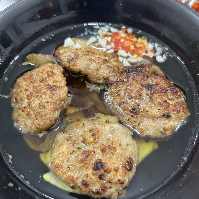 在胡志明市吃到道地的河內烤肉榨粉
