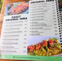 往瑪雅烏布酒店十字路口、有停車場的大型印尼餐廳Warung Mina Ubud
