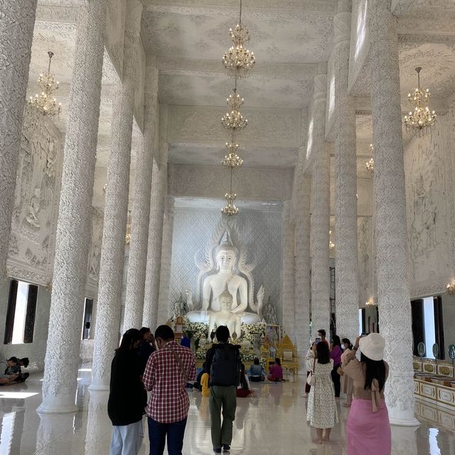 超巨大な白い大仏に入れるお寺「ワットフゥアイプラーカン」