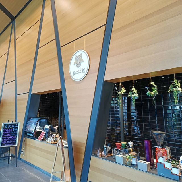 屏東總圖 春若咖啡館 優美的環境搭配裝置藝術與音樂