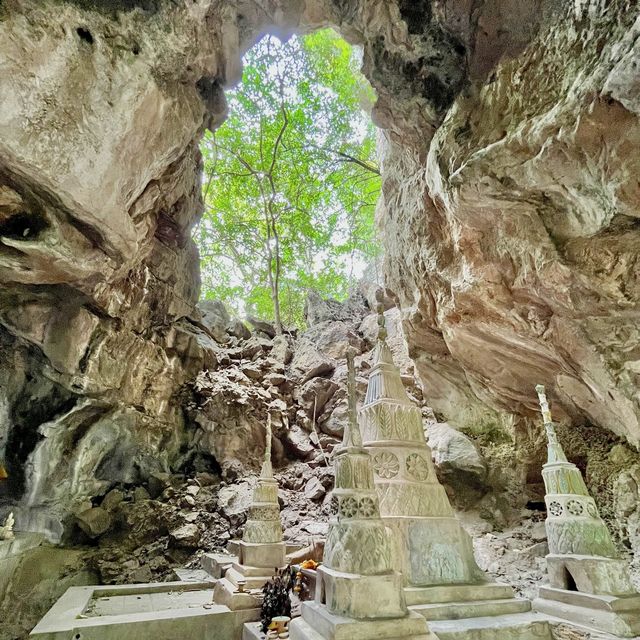 ลอดถ้ำใบโพธิ์ ณ วัดชะอำคีรี