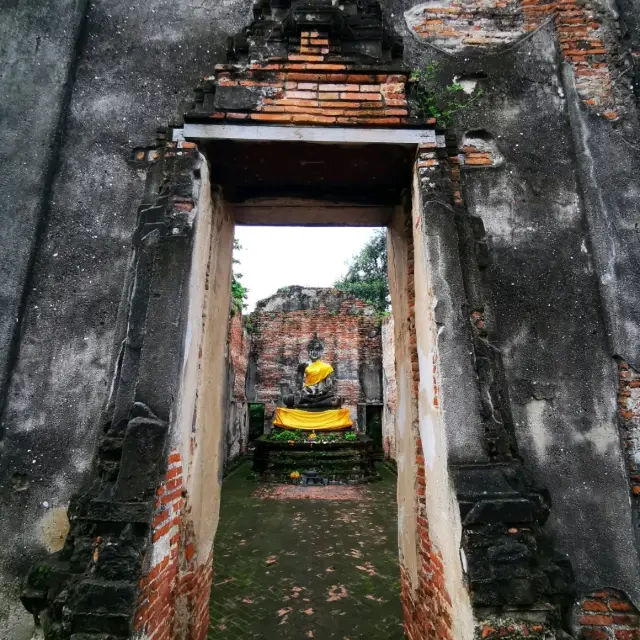 มองผ่านประตู ณ วัดบรมพุทธาราม พระนครศรีอยุธยา