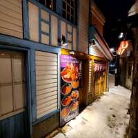 路地に入ったらコジャレたお店が立ち並ぶ【小樽出抜小路】✨