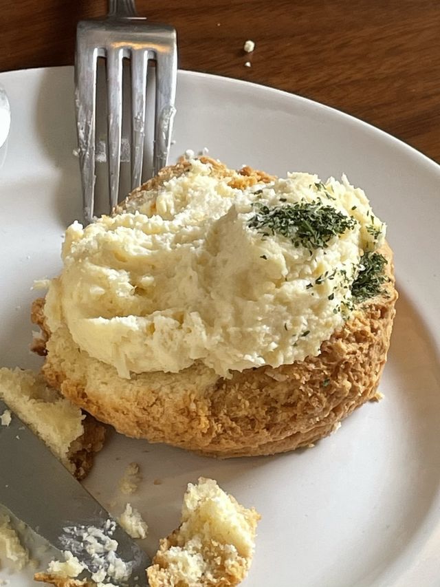 스콘이 아주 맛있고 먹는 디져트마다 흐뭇해지는 카페 레이어드 안국점