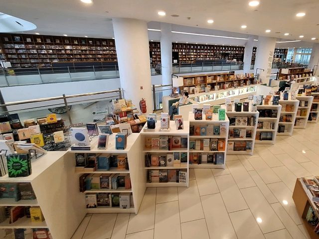 📚 Cozy Up at BookXcess Gurney Paragon