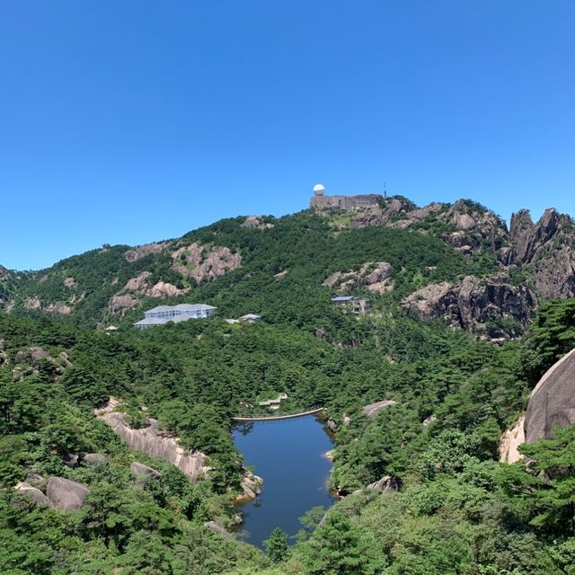Exploring the Beauty of Huangshan
