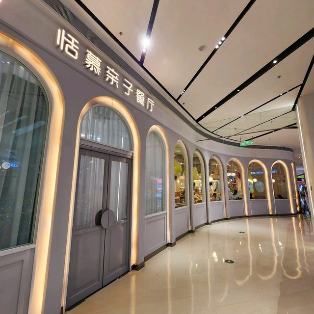 前海壹方城對面也有一個美食商場