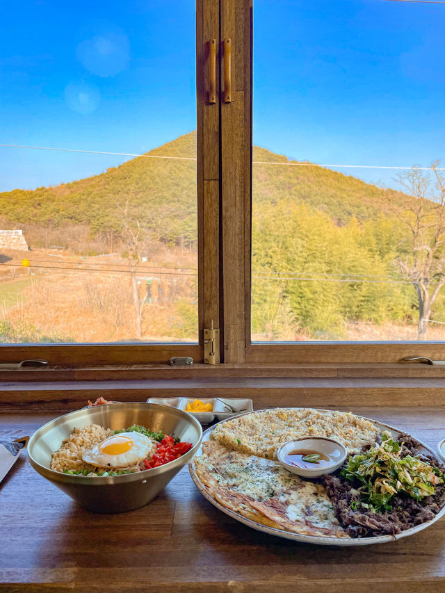 산 아래 있는 맛집, 마운틴 뷰가 멋진 퓨전 한식집 사나래 