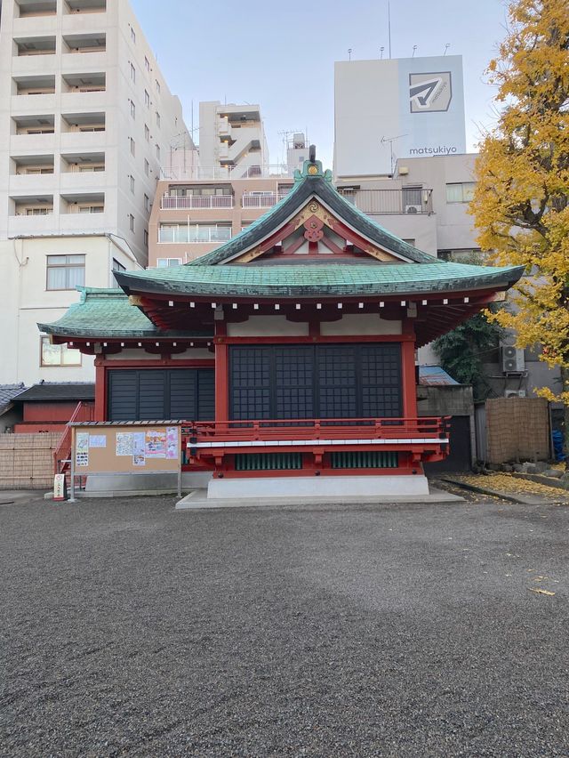 朱色の美しい浅草神社