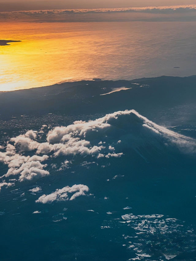 雲上富士山 伴隨著玫瑰金色的朝陽
