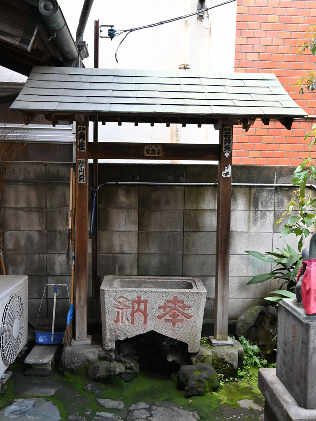 【亀住稲荷神社/千代田区】赤い柵の稲荷玉と凛々しい狛狐