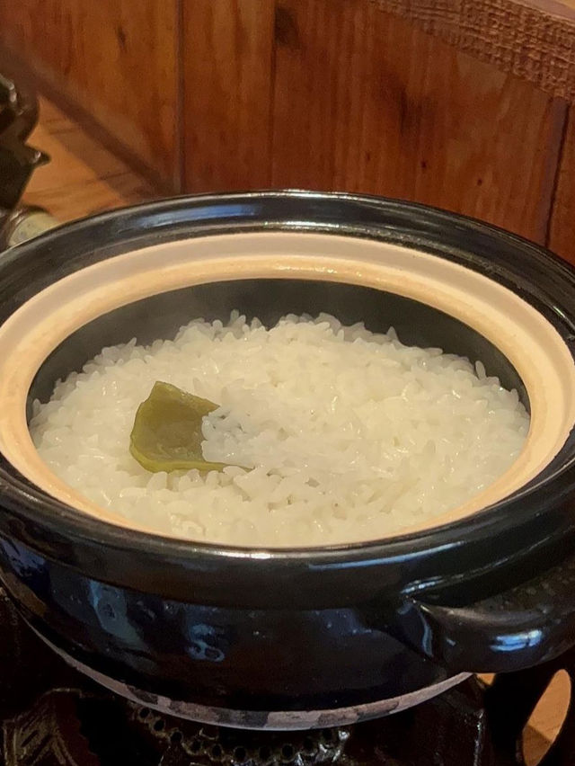 【北九州グルメ】伊万里焼のお皿に綺麗に盛り付けられた美味しいお肉