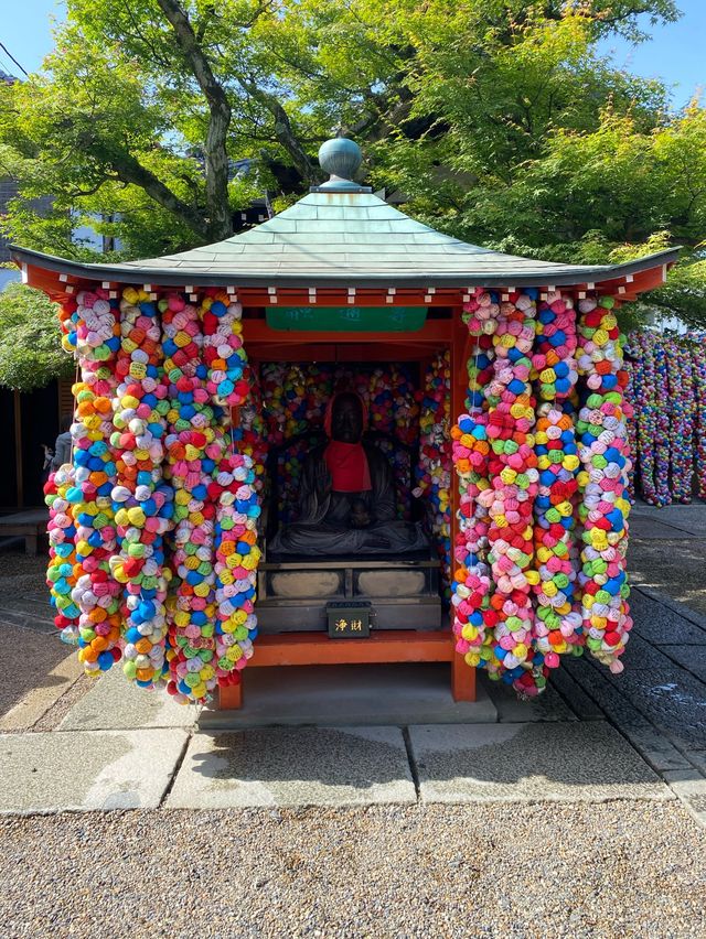 【京都】カラフルなくくり猿が人気〈八坂庚申堂〉