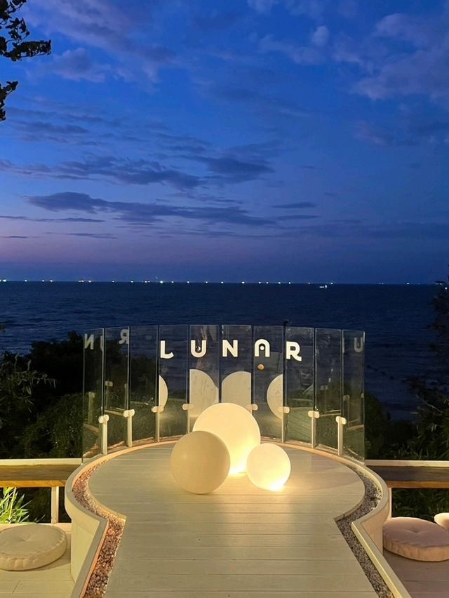 The Lunar Beach House คาเฟ่ริมผา - ชลบุรี