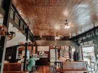 นั่งชิลร้านกาแฟ อัมพวา