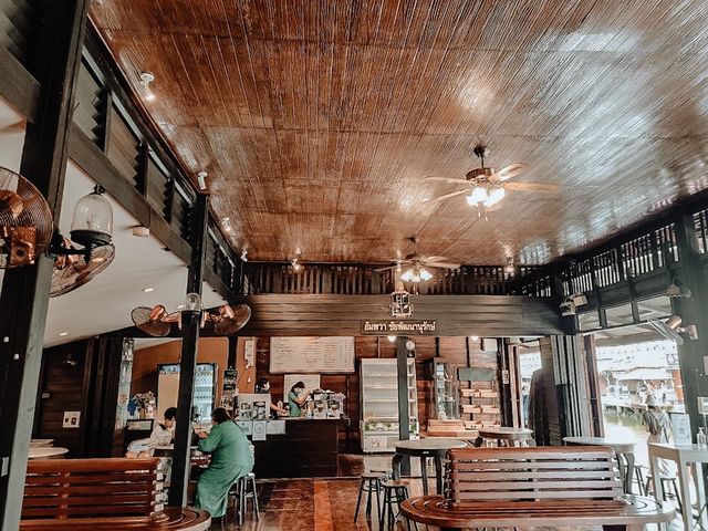 นั่งชิลร้านกาแฟ อัมพวา