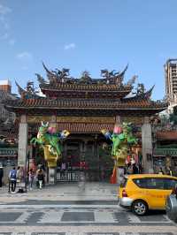 台湾　様々な神が祀られる寺、龍山寺🐉