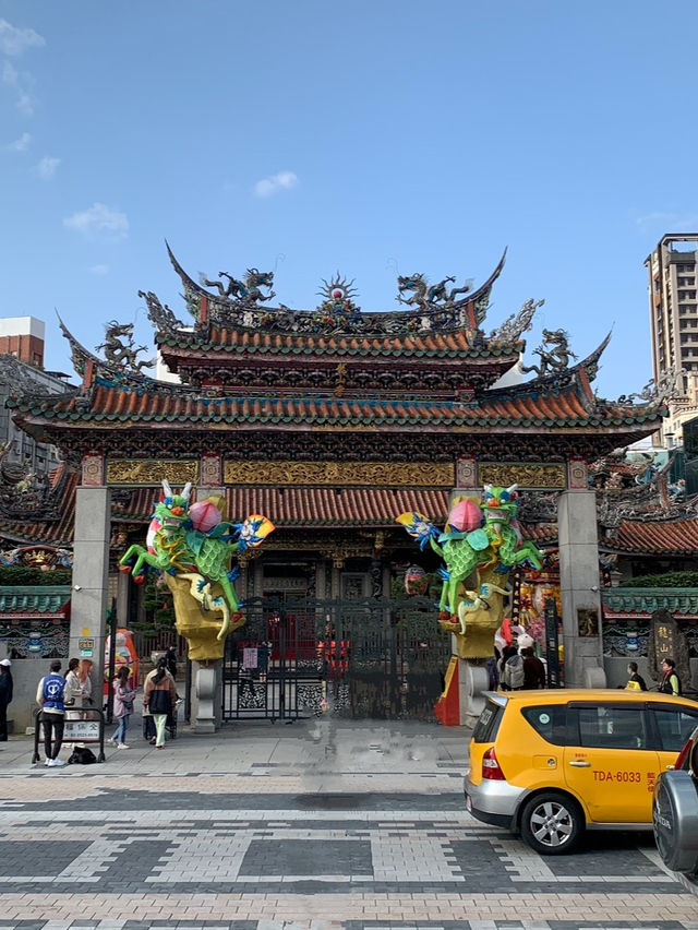 台湾　様々な神が祀られる寺、龍山寺🐉