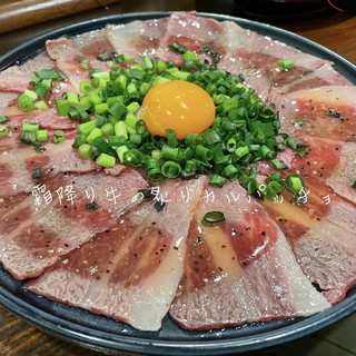 極品炙燒卡帕丘和種類豐富的葡萄酒是最佳的酒吧