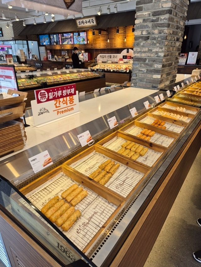 Goraesa Fishcake Shop & Experience Hall 🇰🇷🍥