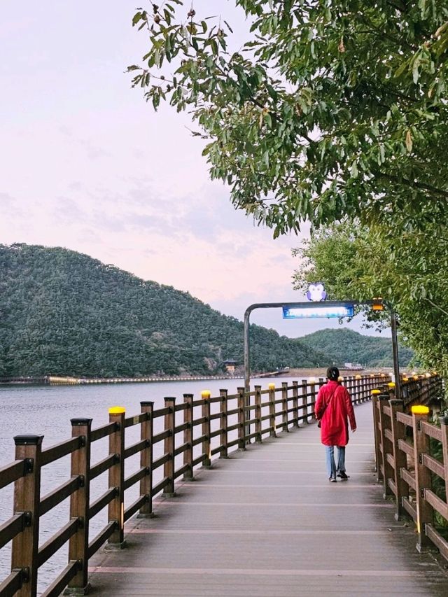 아름다운 금오산과 저수지 풍경