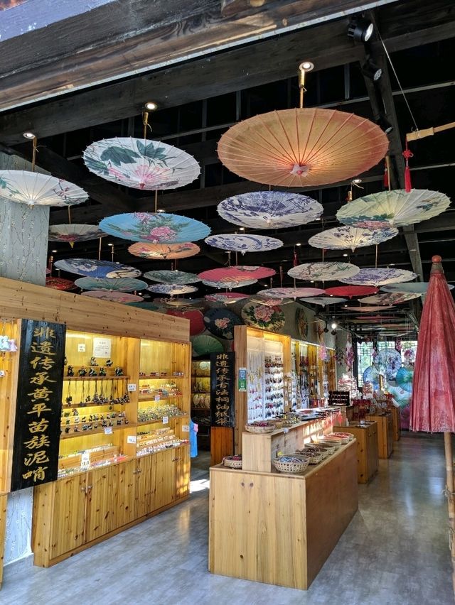 貴州避暑好去處，體驗苗村文化：丹寨萬達小鎮