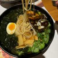 カウンターで回転寿司のレーンが流れるレストラン🥢