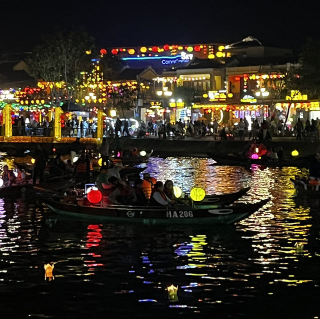 Stroll around the HoiAn ancient town and street shopping 