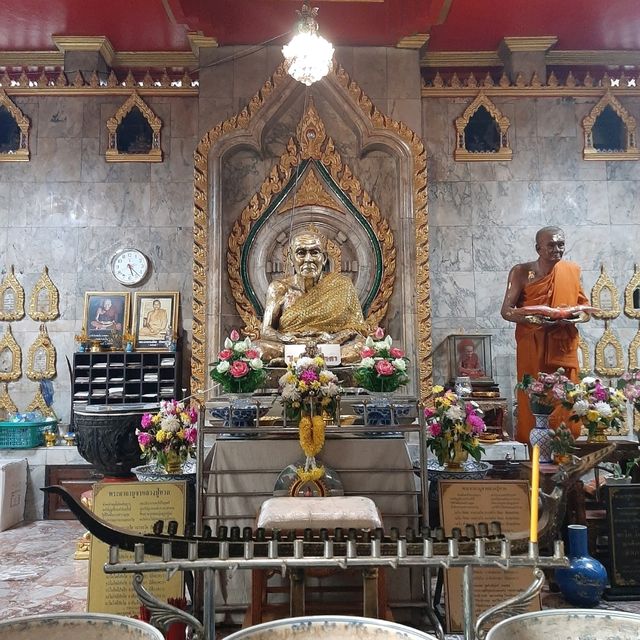 สักการะหลวงพ่อพระบางประสิทธิโชค ที่วัดเอี่ยมวรนุช