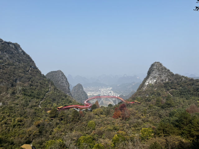 **陽朔如意峰：高空俯瞰喀斯特峯林嘅壯麗體驗！** 🌄 