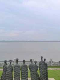 Viewing Tide Park: A Prime Spot for Qiantang River's Spectacular Tidal Bore